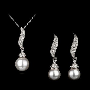 Luxurious Leaf With Pearl Pendant Platinum Necklace And Earrings Set