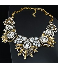 Luxurious Rhinestone Blooming Flowers Statement Fashion Necklace - Golden