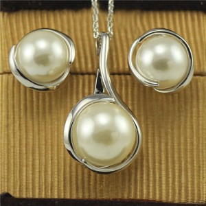 Big Pearl Inlaid 18k Platinum Plated Necklace and Earrings Set