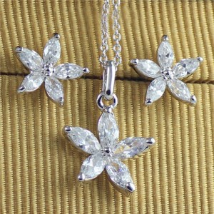 Crystal Five Petals Flower 18k Platinum Plated Necklace and Earrings Set