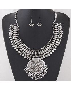 Vintage Folk Style Peach Heart Pendant with Hollow Arch Shape Fashion Necklace and Earrings Set - Silver