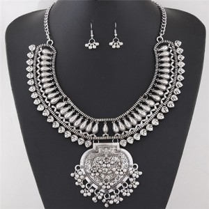 Vintage Folk Style Peach Heart Pendant with Hollow Arch Shape Fashion Necklace and Earrings Set - Silver