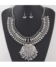 Vintage Folk Style Peach Heart Pendant with Hollow Arch Shape Fashion Necklace and Earrings Set - Silver