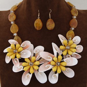 Seashell and Stone Flower Theme Dimensional Fashion Necklace and Earrings Set - Yellow