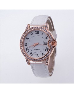 Luxurious Rhinestone Rimmed Roman Character Crocodile Skin Texture Wristband Fashion Watch - White