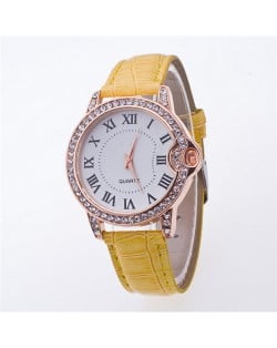 Luxurious Rhinestone Rimmed Roman Character Crocodile Skin Texture Wristband Fashion Watch - Yellow