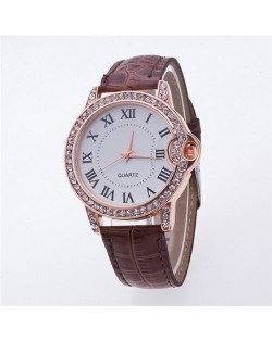 Luxurious Rhinestone Rimmed Roman Character Crocodile Skin Texture Wristband Fashion Watch - Coffee