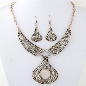 Artistic Hollow Floral Engraving Design Waterdrop Pendant Arch Fashion Necklace - Golden