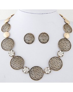 Snowflake Engraving Hollow Buttons Design Fashion Necklace - Golden