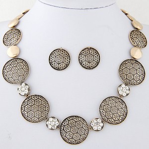 Snowflake Engraving Hollow Buttons Design Fashion Necklace - Golden