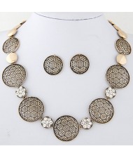 Snowflake Engraving Hollow Buttons Design Fashion Necklace - Golden