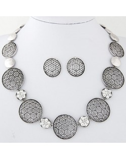 Snowflake Engraving Hollow Buttons Design Fashion Necklace - Silver