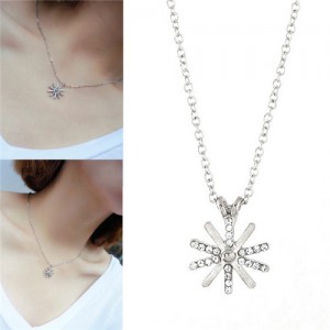 Rhinestone Inlaid Snowflake Pendant Korean Fashion Necklace - Silver