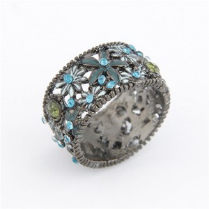 Rhinestone and Oil Spot Glazed Flowers Embellished Artistic Hollow Fashion Ring - Gray
