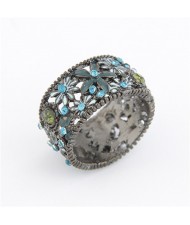 Rhinestone and Oil Spot Glazed Flowers Embellished Artistic Hollow Fashion Ring - Gray