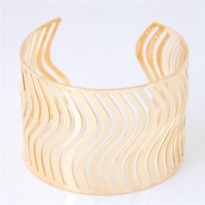 Waves Pattern Hollow-out Fashion Alloy Bangle - Golden