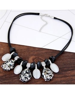 Gem and Rhinestone Inlaid Oval Pendants Short Fashion Rope Necklace - Gray