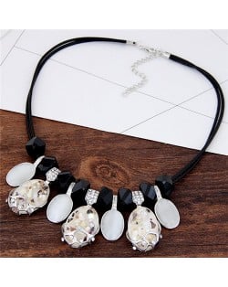 Gem and Rhinestone Inlaid Oval Pendants Short Fashion Rope Necklace - Champagne
