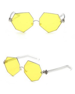 4 Colors Available Irregular Shape Spectacle Lens with Hands Held Frame Design Fashion Sunglasses