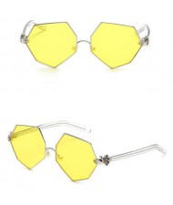 4 Colors Available Irregular Shape Spectacle Lens with Hands Held Frame Design Fashion Sunglasses