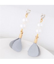 Korean Fashion Flower and Pearl Combo Design Graceful Fashion Stud Earrings - Gray