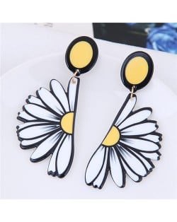 White Daisy Theme High Fashion Stud Earrings