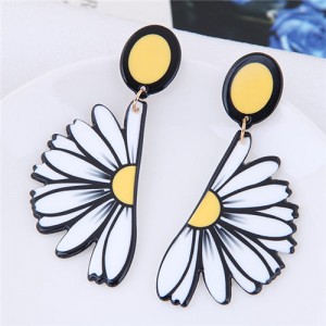 White Daisy Theme High Fashion Stud Earrings