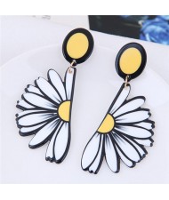 White Daisy Theme High Fashion Stud Earrings