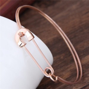 Unique Safety Pin Design Fashion Bangle - Golden