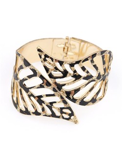 Gorgeous Hollow Leaves Bold Style Fashion Bangle - Black