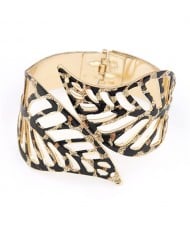 Gorgeous Hollow Leaves Bold Style Fashion Bangle - Black