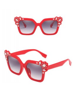 6 Colors Available Gems Embellished Frame Women High Fashion Sunglasses