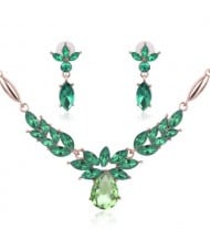 Rhinestone Flower Pattern Graceful 2pcs Golden Fashion Jewelry Set - Green
