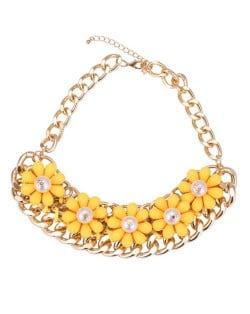 Candy Color Flowers Attached Chunky Golden Chain Short Fashion Necklace - Yellow