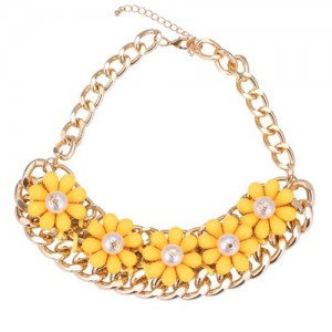 Candy Color Flowers Attached Chunky Golden Chain Short Fashion Necklace - Yellow