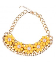Candy Color Flowers Attached Chunky Golden Chain Short Fashion Necklace - Yellow