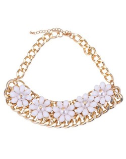 Candy Color Flowers Attached Chunky Golden Chain Short Fashion Necklace - White