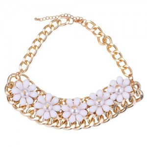 Candy Color Flowers Attached Chunky Golden Chain Short Fashion Necklace - White