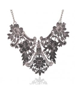 Vintage Hollow Flower Pattern Pendant Chunky Style Women Fashion Statement Necklace - Silver