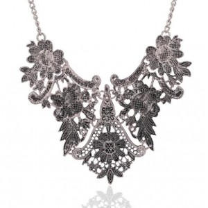 Vintage Hollow Flower Pattern Pendant Chunky Style Women Fashion Statement Necklace - Silver