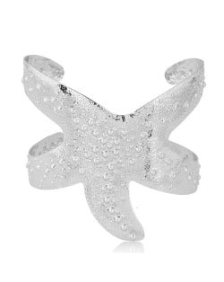 Vivid Starfish Alloy High Fashion Bangle - Silver