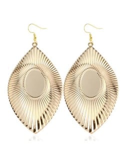 High Fashion Big Leaves Design Alloy Earrings - Golden