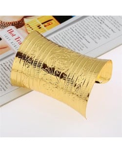 Floral Engravings Super Wide Punk Fashion Alloy Bangle - Golden