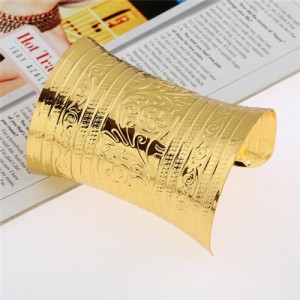 Floral Engravings Super Wide Punk Fashion Alloy Bangle - Golden