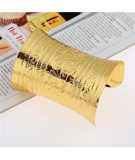 Floral Engravings Super Wide Punk Fashion Alloy Bangle - Golden