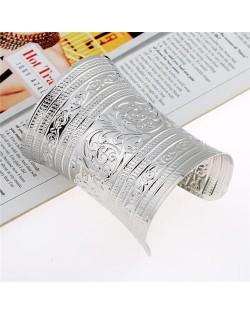 Floral Engravings Super Wide Punk Fashion Alloy Bangle - Silver