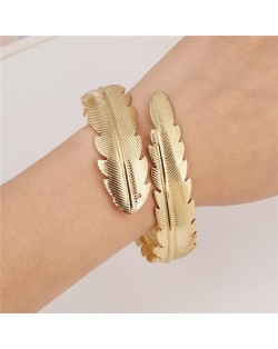 Punk High Fashion Alloy Feather Costume Bangle - Golden