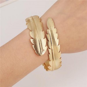 Punk High Fashion Alloy Feather Costume Bangle - Golden