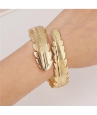 Punk High Fashion Alloy Feather Costume Bangle - Golden