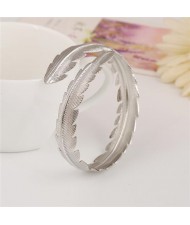 Punk High Fashion Alloy Feather Costume Bangle - Silver